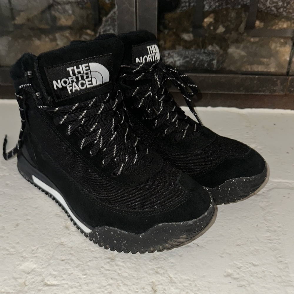 Size 9 north face snow boots cold weather - Picture 2 of 4
